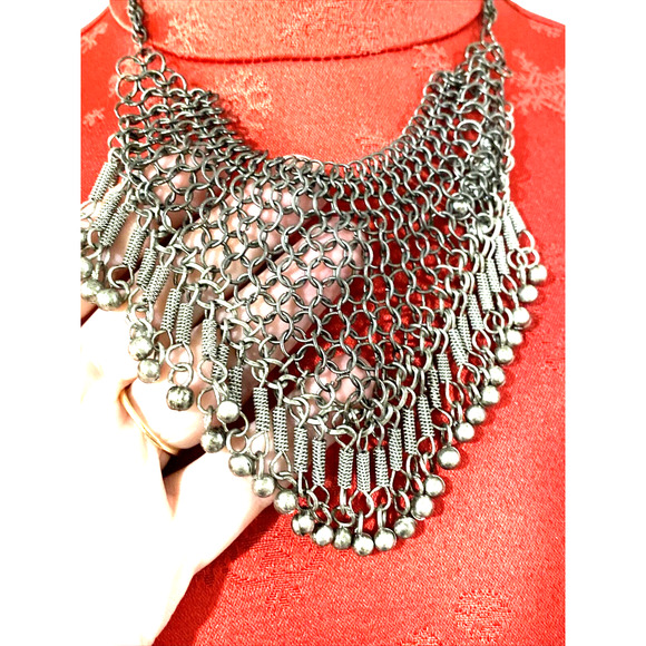 Vintage Chain Maile Bib Necklace Boho Beaded Silvertone Unique Movement Jingles - Picture 4 of 6